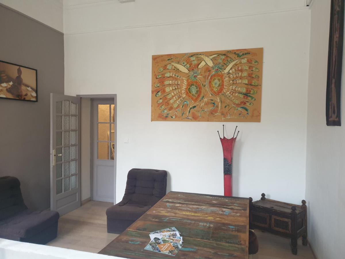 Charmant appartement cœur village provençal Lambesc Extérieur photo